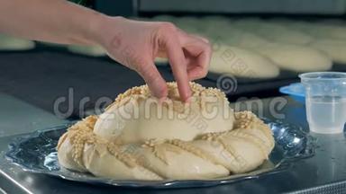 一个工人在添加馅饼之前会为馅饼做馅饼装饰。